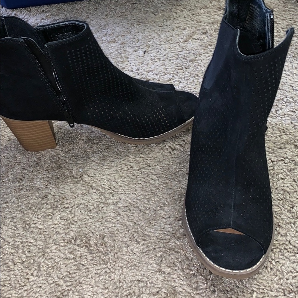 Women’s Sonoma booties. Size 8. Open toe.